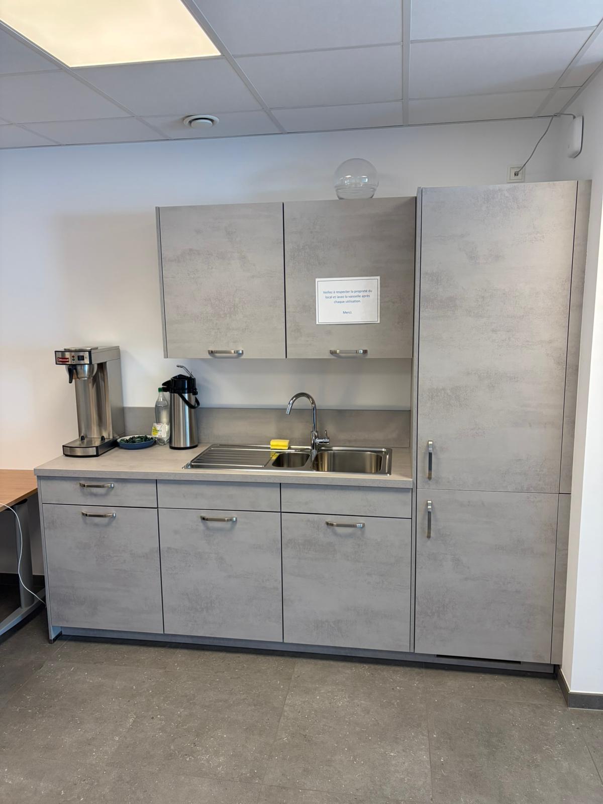 Espace réunion équipé Witrans Bastogne — coin cuisine et détente disponible