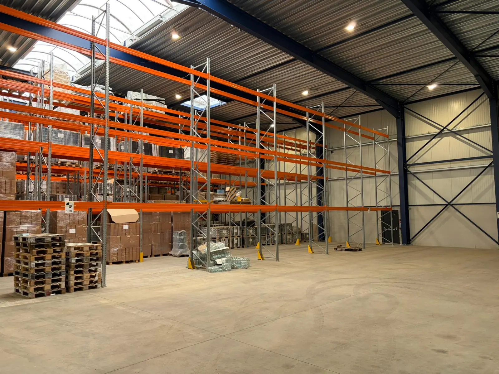 Hall de stockage Witrans à Bastogne avec racks et grande hauteur sous plafond